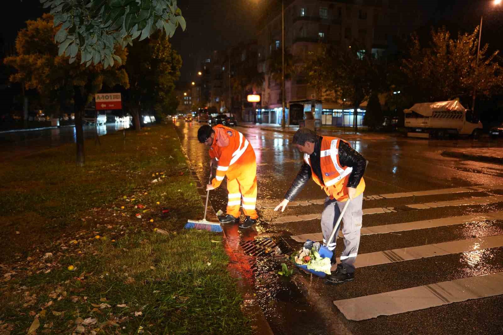 Antalya Büyükşehir Belediyesi 478 personel ve 347 iş makinesi ile sahada