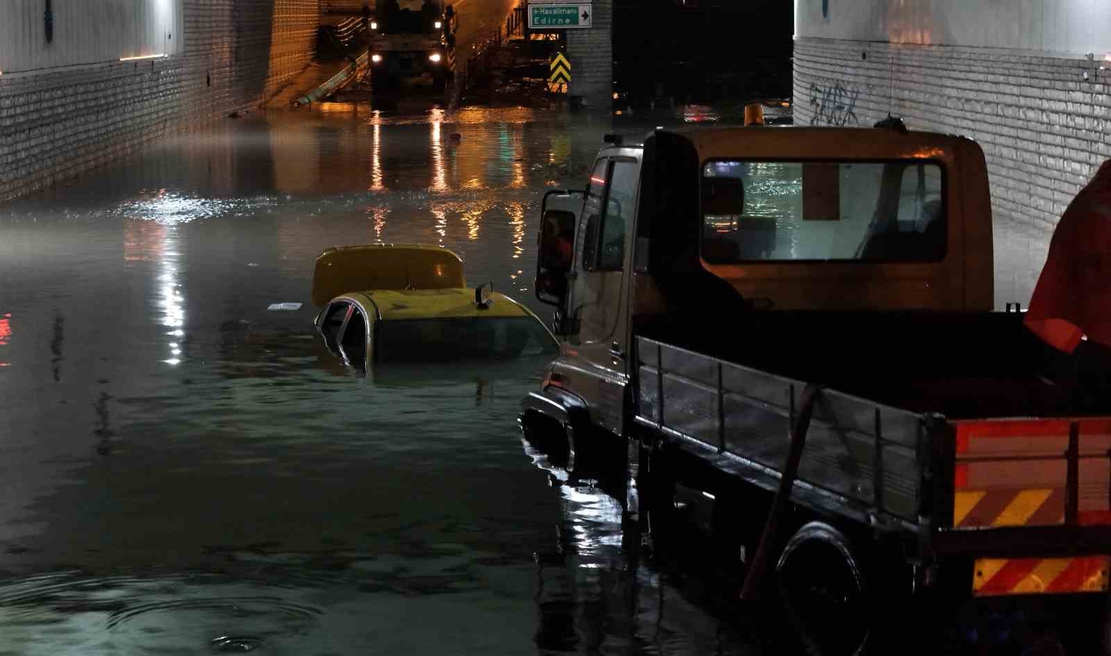 Bakırköy’de alt geçidi su bastı: Takside mahsur kalan sürücü kurtarıldı