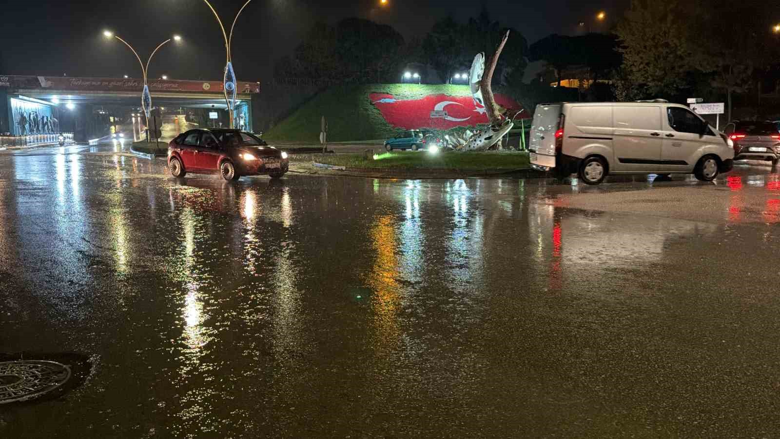 Bolu genelinde gök gürültülü sağanak etkili oldu