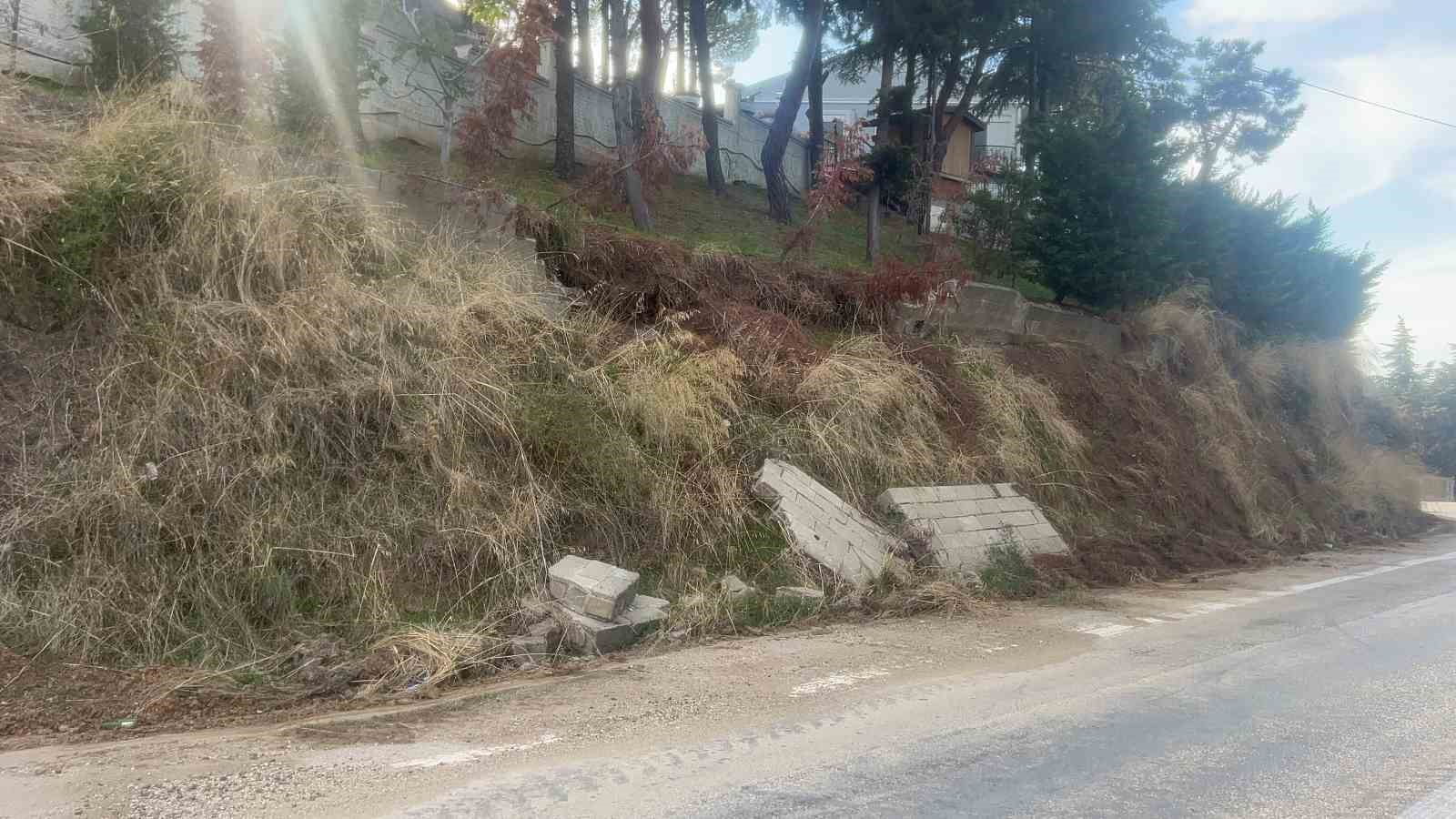 Bursa'da Korkutan Çökme: İstinat Duvarı Yola Yıkıldı, Facianın Eşiğinden Dönüldü!