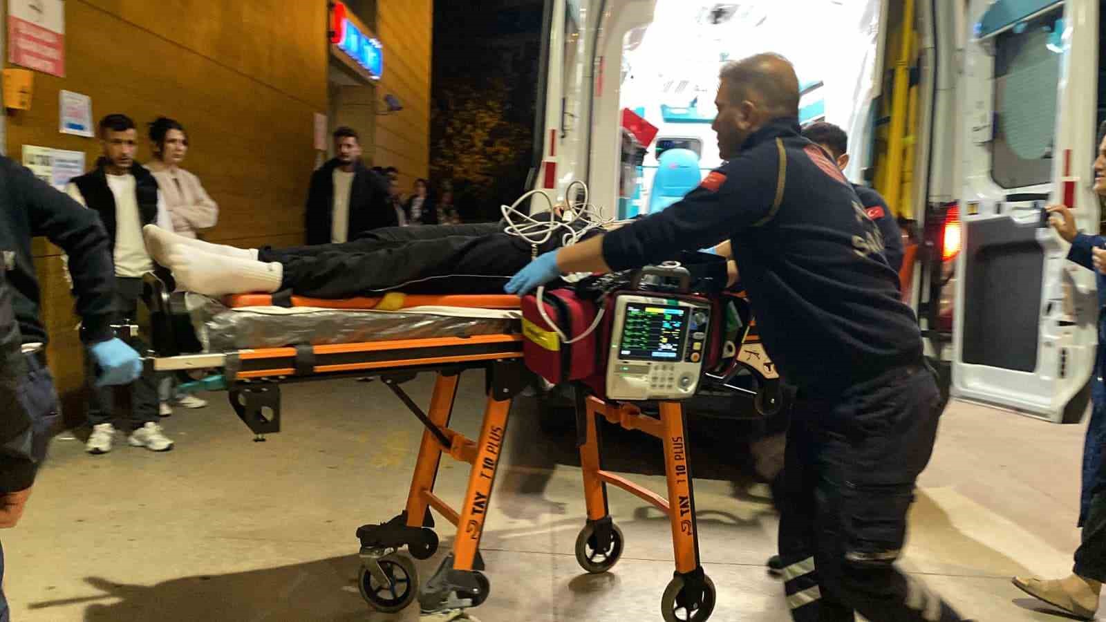 Bursa'da Korkutan Gece: 3 Katlı Binanın Balkonundan Düşen Genç Yaşam Mücadelesi Veriyor