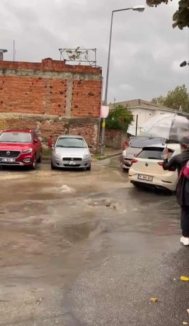 Bursa’da sağanak yağış hayatı olumsuz etkiledi: Pazar yerleri ve sokaklar göle döndü