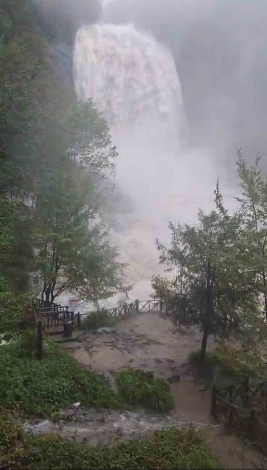 Bursa’da sağanak yağışın etkisiyle Suuçtu Şelalesi coştu