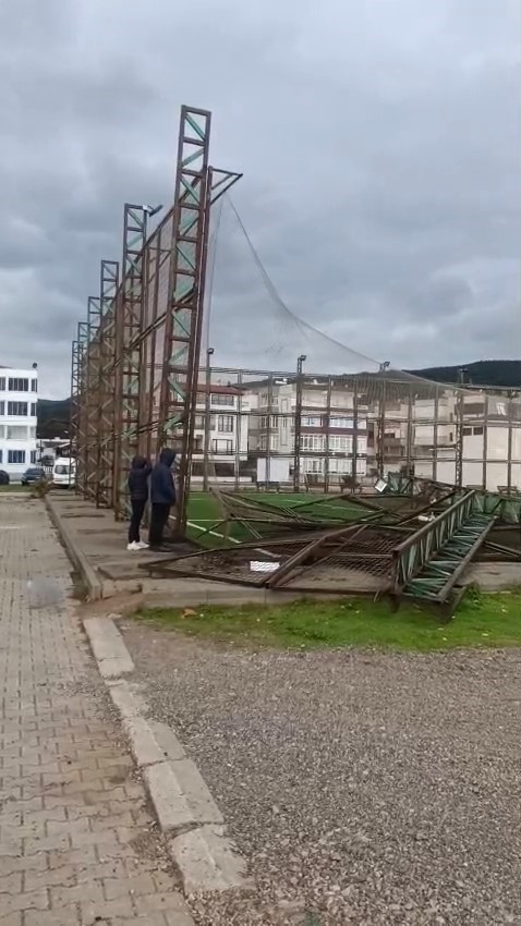 Bursa'da Şiddetli Fırtına Dehşeti: Halı Sahanın Direkleri Yerle Bir Oldu!