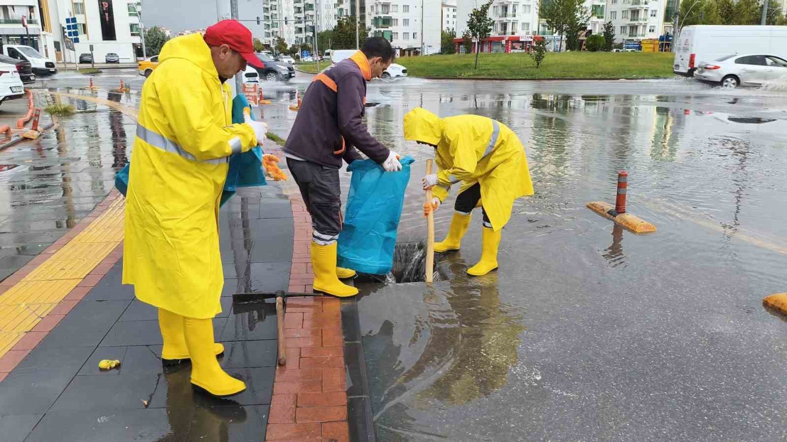 Büyükşehir Belediyesi yoğun yağış nedeniyle aksama yaşanan noktalara müdahale ediyor