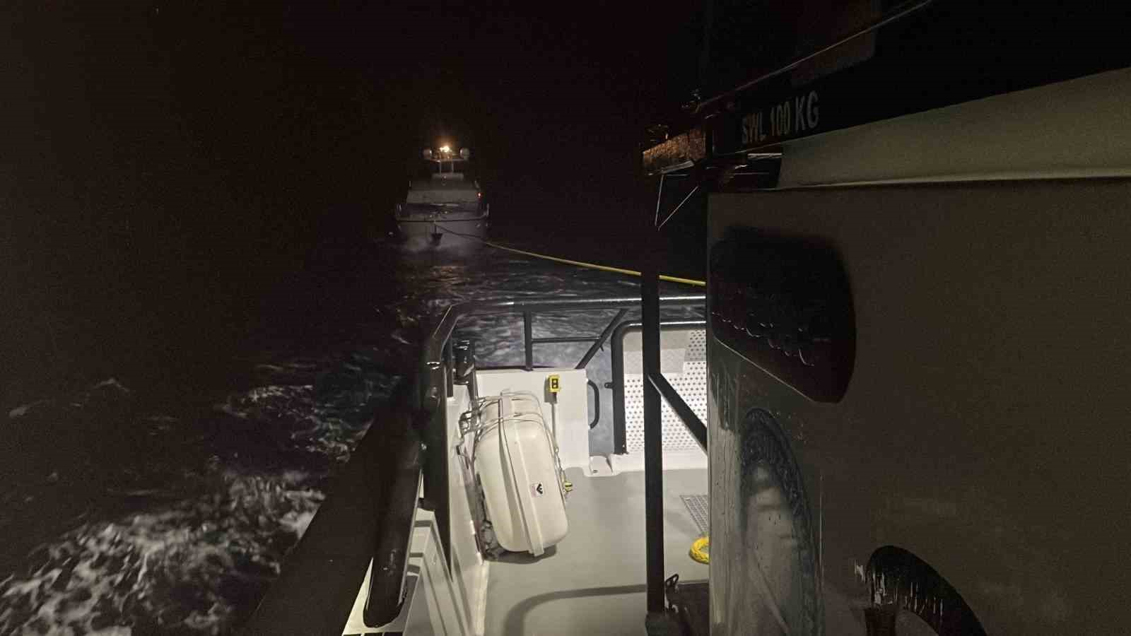 Çanakkale’de sürüklenen teknedeki 3 kişi kurtarıldı