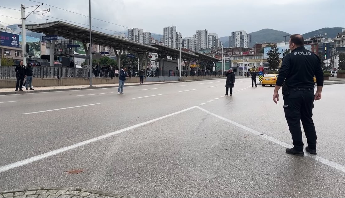 Çocuğunu göremeyen kadın boynuna bıçak dayadı, ekipler ikna etti