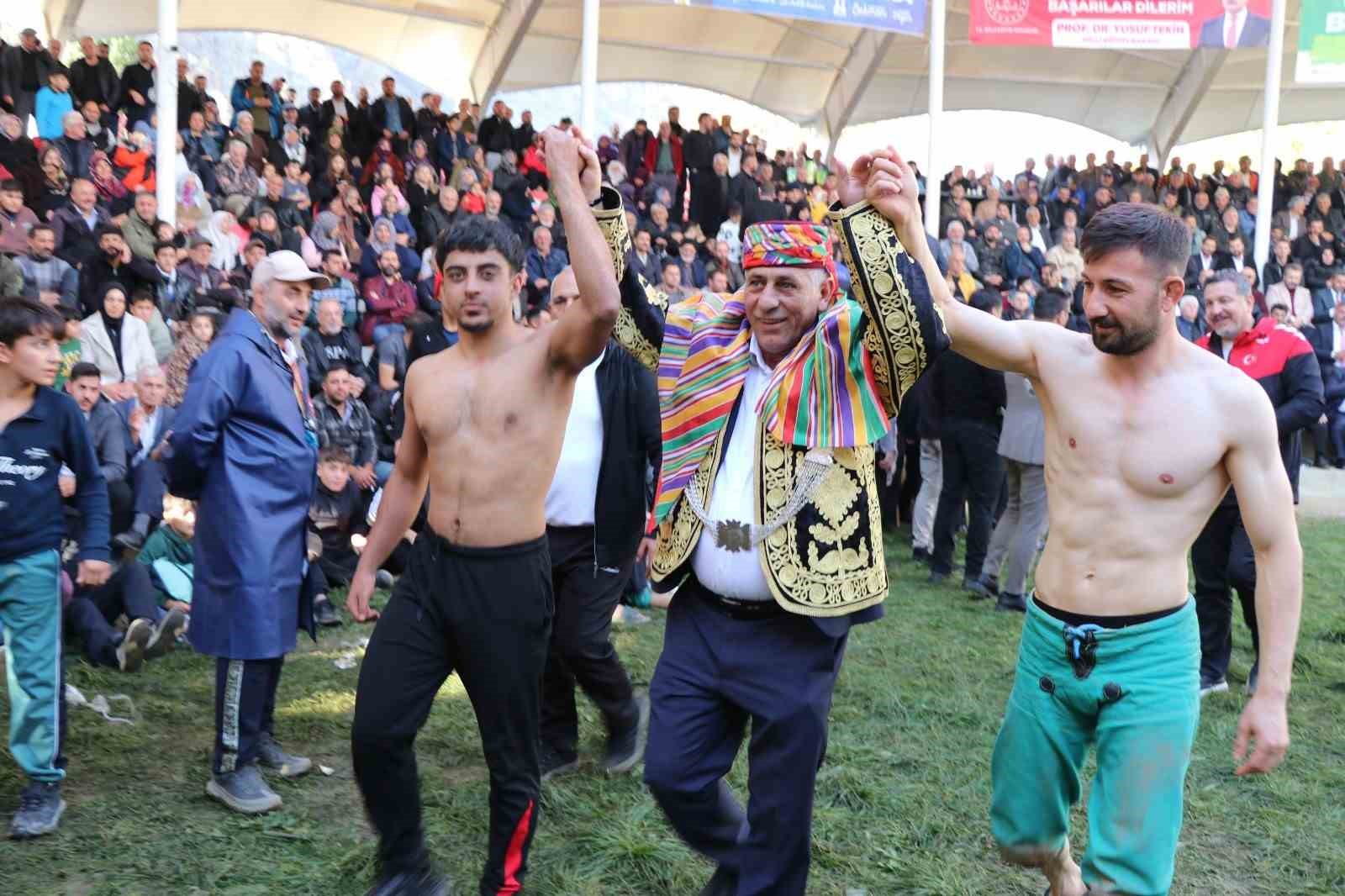 Cumhuriyet ile yaşıt karakucak güreşlerine yoğun ilgi