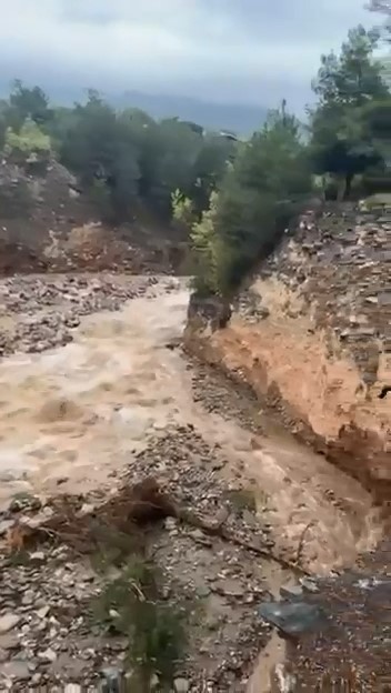 Derede heyelan anı kameraya yansıdı