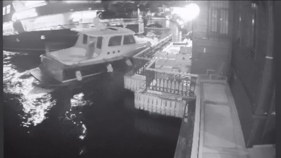 Derin Mermerci’nin Boğaz’da bulunan tarihi yalısına yolcu vapuru çarptı... O anlar kamerada
