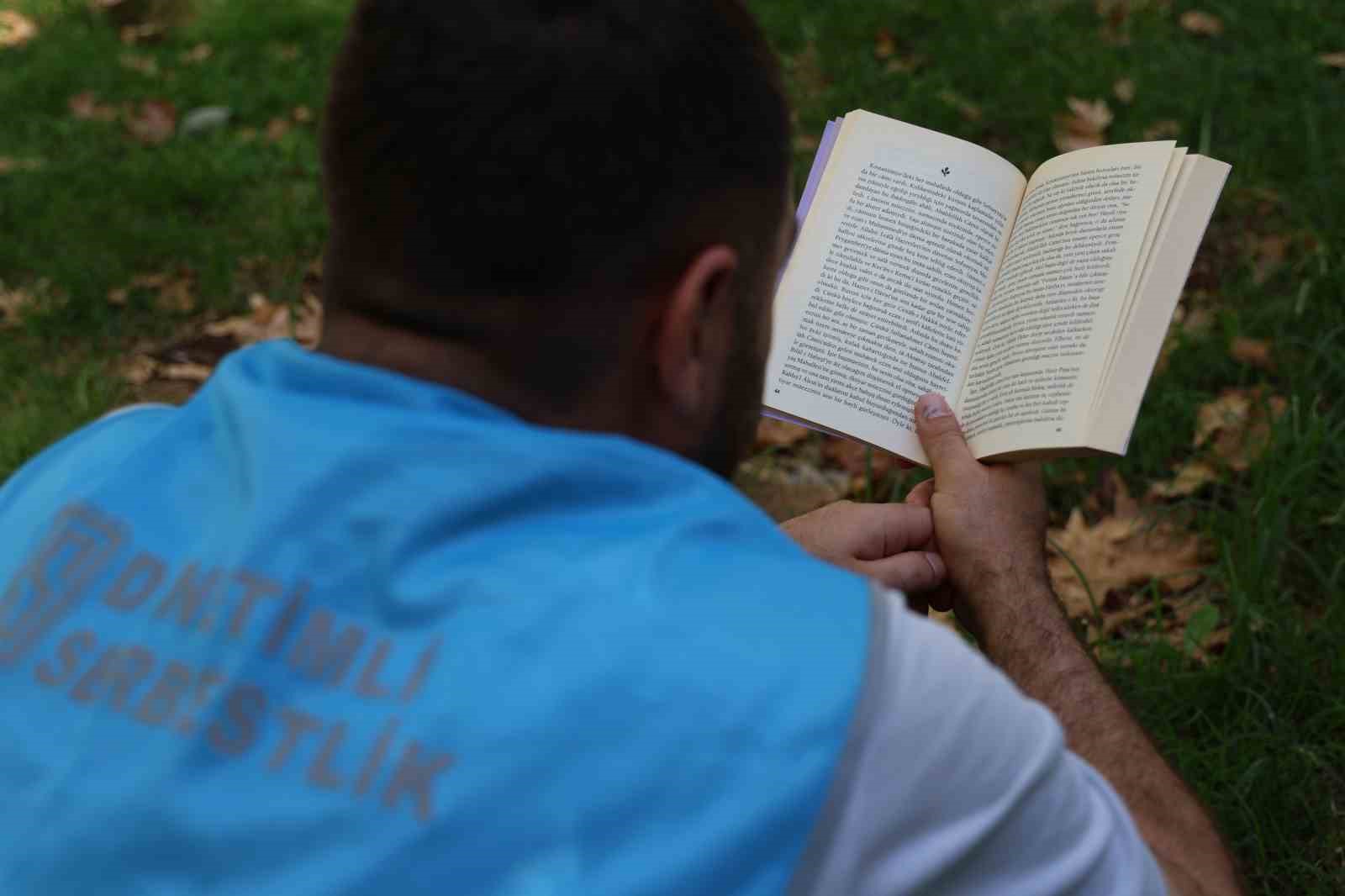 Diyarbakır’da yükümlüler mekan mefhumuna bakılmaksızın kitap okuyor