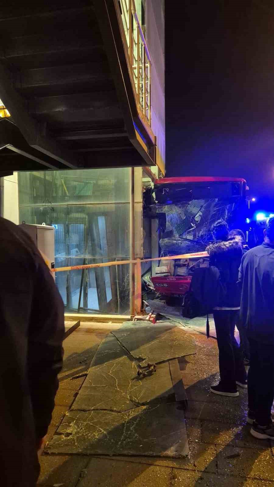 EGO otobüsü üst geçit asansörüne çarptı: 24 yaralı