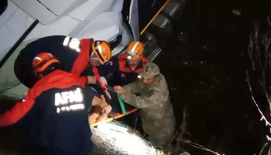 Elazığ’da tır şarampole uçtu: 2 yaralı