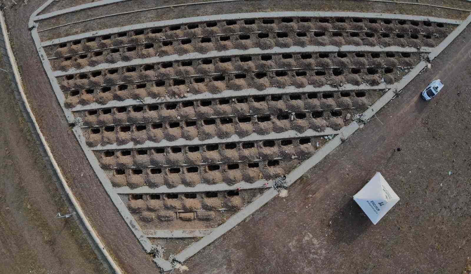 Erzurum’da toprak donmadan kışlık mezarlar kazılıyor