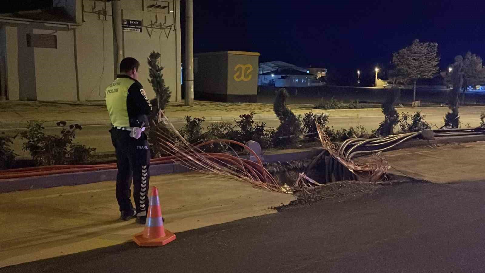 Karaman'da Altyapı Çukuruna Düşen Otomobil Zarar Gördü: Sürücü İsyan Etti