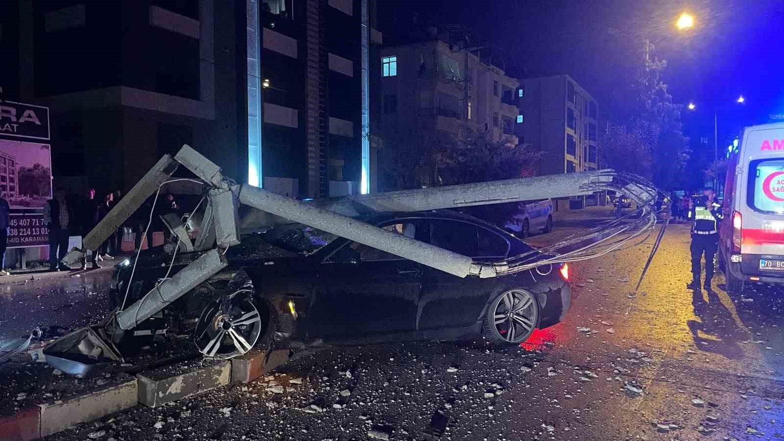 Karaman’da otomobil refüjdeki direği devirdi: 2 yaralı