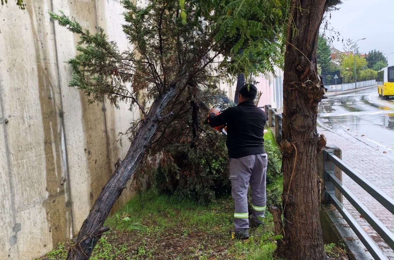 Kartal Belediyesi ekipleri şiddetli yağış ve fırtınaya karşı sahada