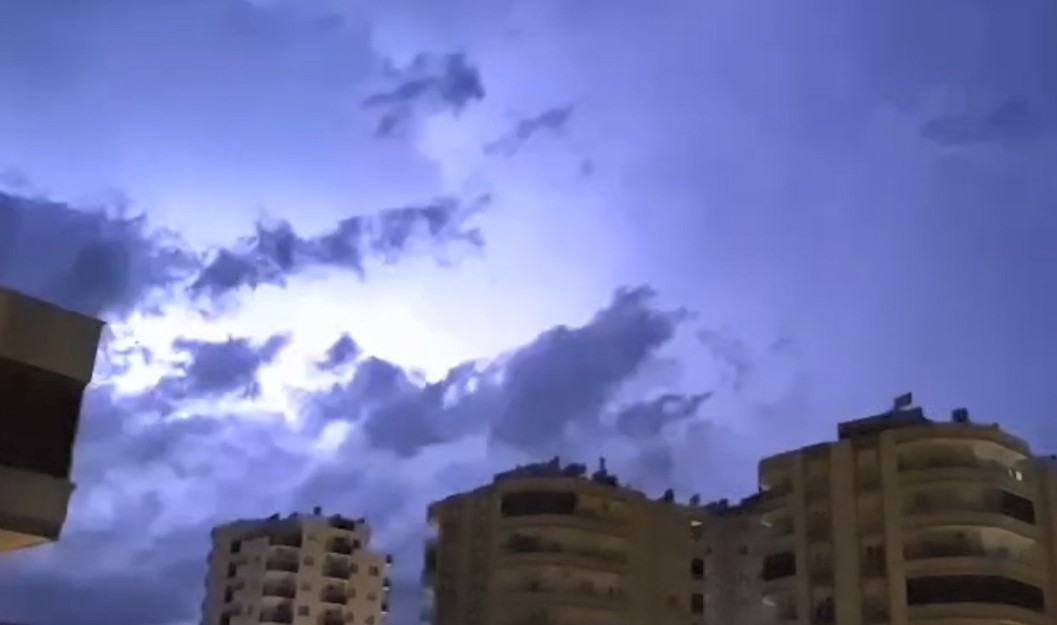 Mersin’de şimşekler geceyi gündüze çevirdi