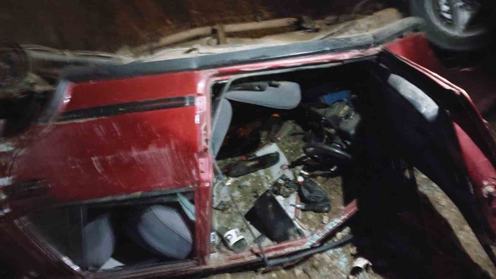 Osmaniye’de otomobil köprü temeline düştü: Küçük çocuk "Baban iyi" sözleriyle sakinleştirildi