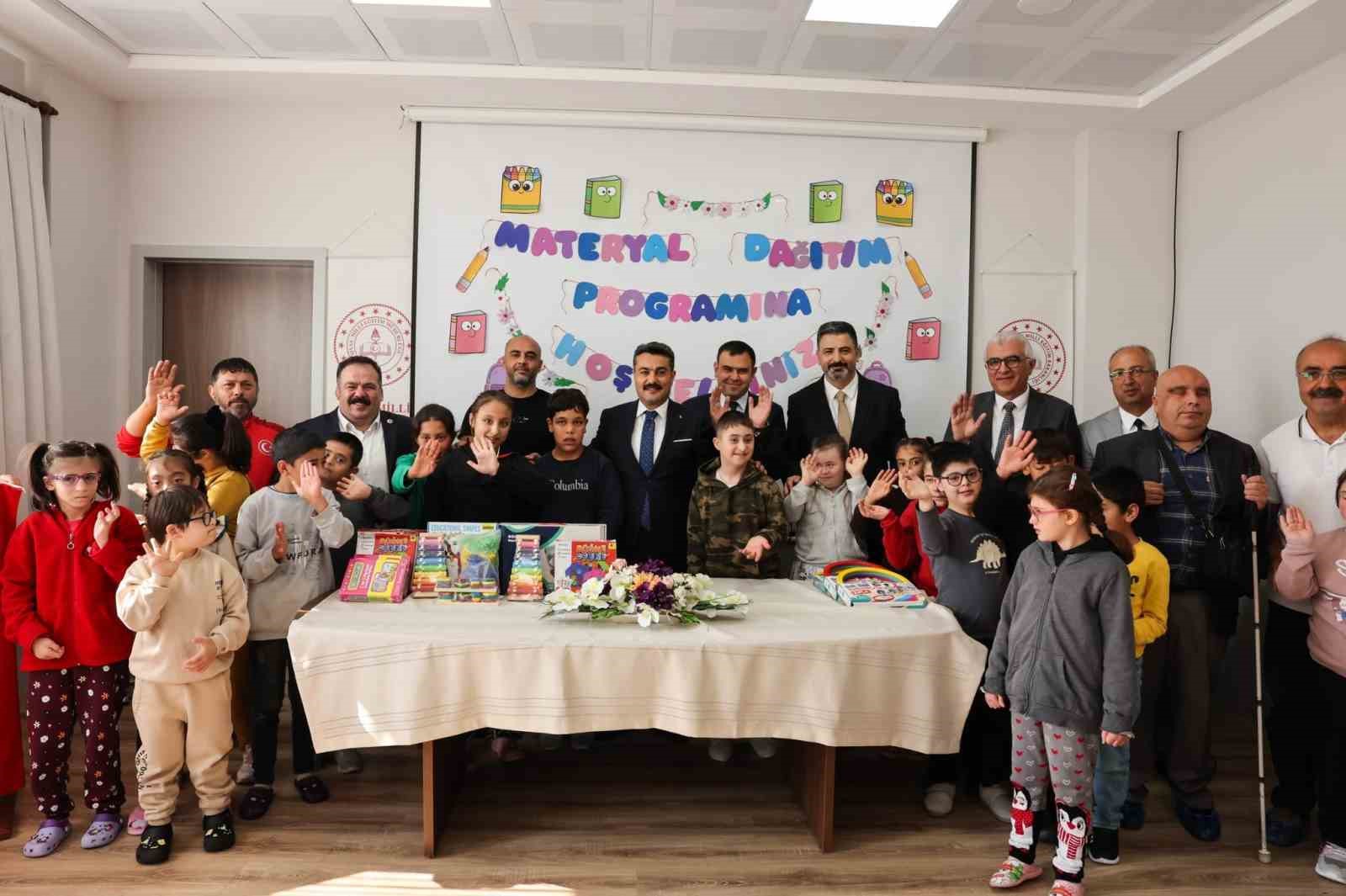 Özel ihtiyaçlı öğrencilere eğitici oyuncak desteği