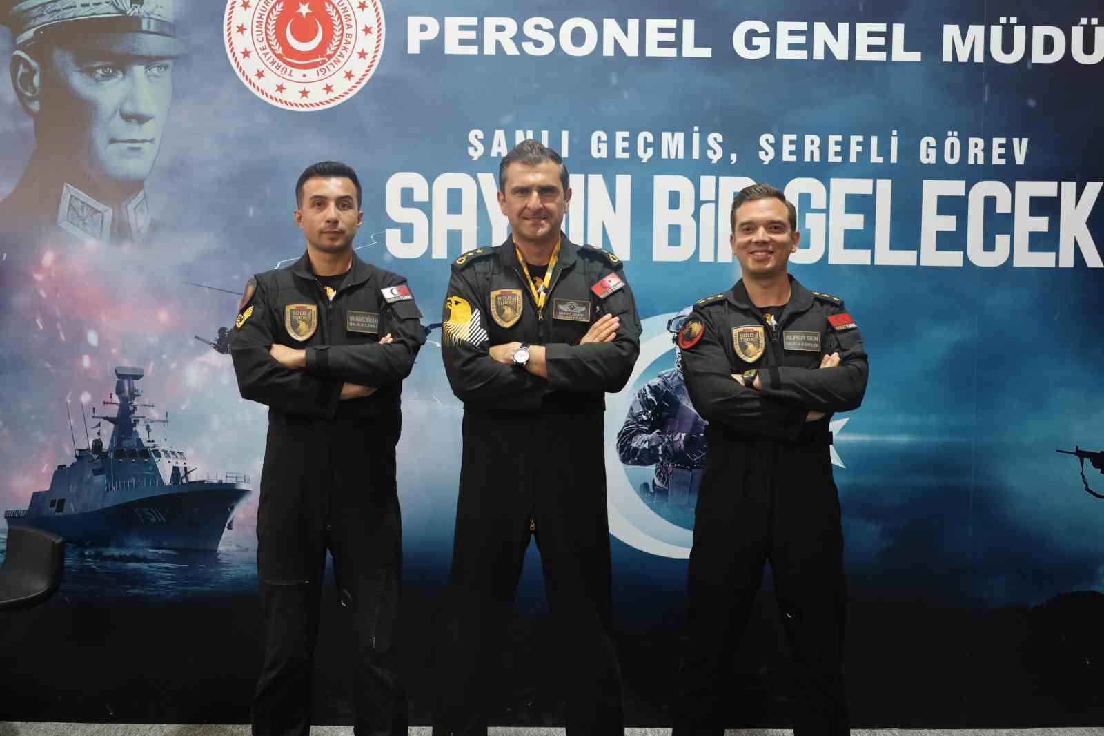 SOLOTÜRK’ten çocuklara mesaj: "Hedeflerini gökyüzüne, yukarılara hedeflesinler, olmak istedikleri yere gelmek için de bütün benlikleriyle mücadele etsinler"