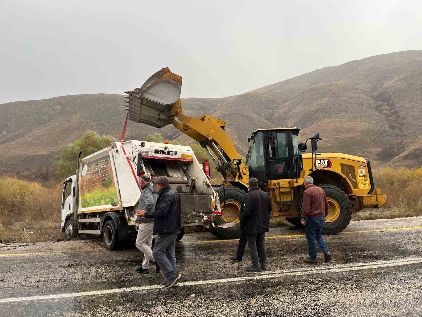 Tekman’da çöp kamyoneti kaza yaptı: 1 yaralı