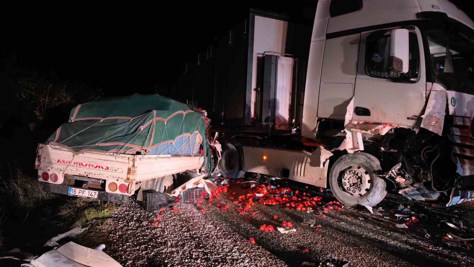 Tır ile kamyonet kafa kafaya çarpıştı: 2 ağır yaralı