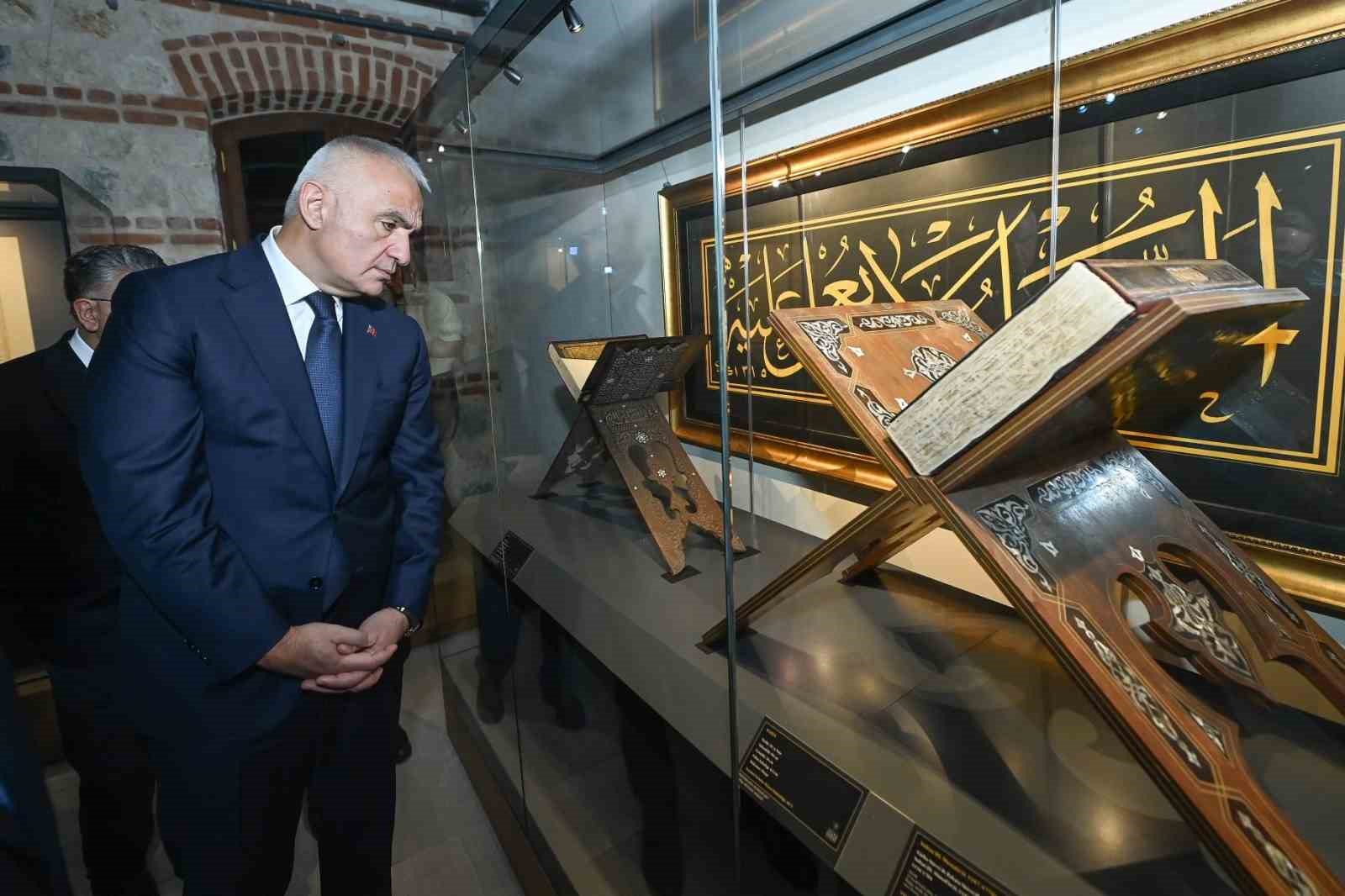 Usta Hattat Mehmet Özçay'dan Tarihi Bağış: Yıllar Süren Emeğin Ürünü Mushaf-ı Şerif Millete Emanet Edildi