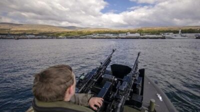 İngiltere Kraliyet Donanması’na ait nükleer denizaltı HMS Vanguard, bir personelin