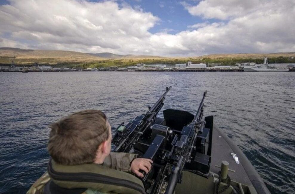 İngiltere Kraliyet Donanması’na ait nükleer denizaltı HMS Vanguard, bir personelin