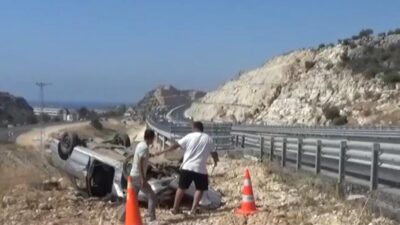 Mersin’in Silifke ilçesinde meydana gelen trafik kazasında bir otomobilin devrilmesi