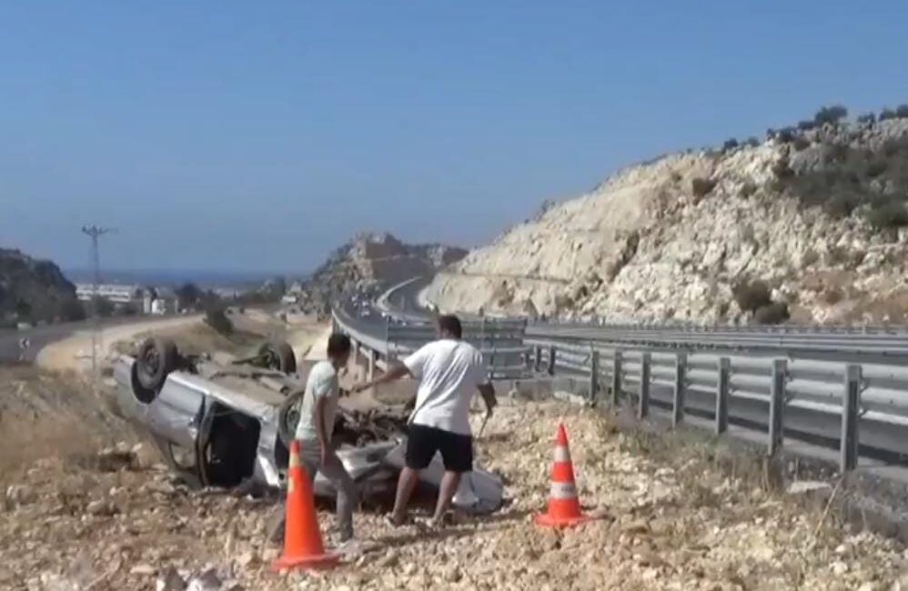 Mersin’in Silifke ilçesinde meydana gelen trafik kazasında bir otomobilin devrilmesi