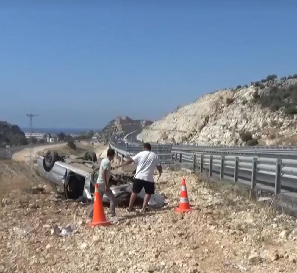 Mersin’in Silifke ilçesinde meydana gelen trafik kazasında bir otomobilin devrilmesi