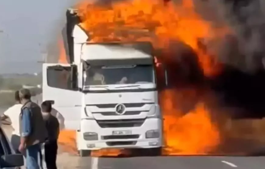 Mardin’in Kızıltepe ilçesinde, seyir halindeki saman yüklü bir TIR henüz
