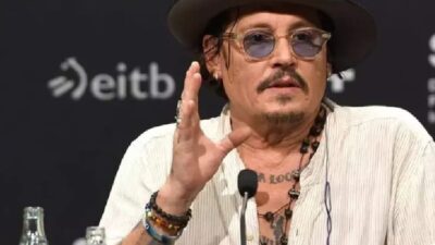 Dünyaca ünlü aktör Johnny Depp, katıldığı uluslararası bir galada bileğinde