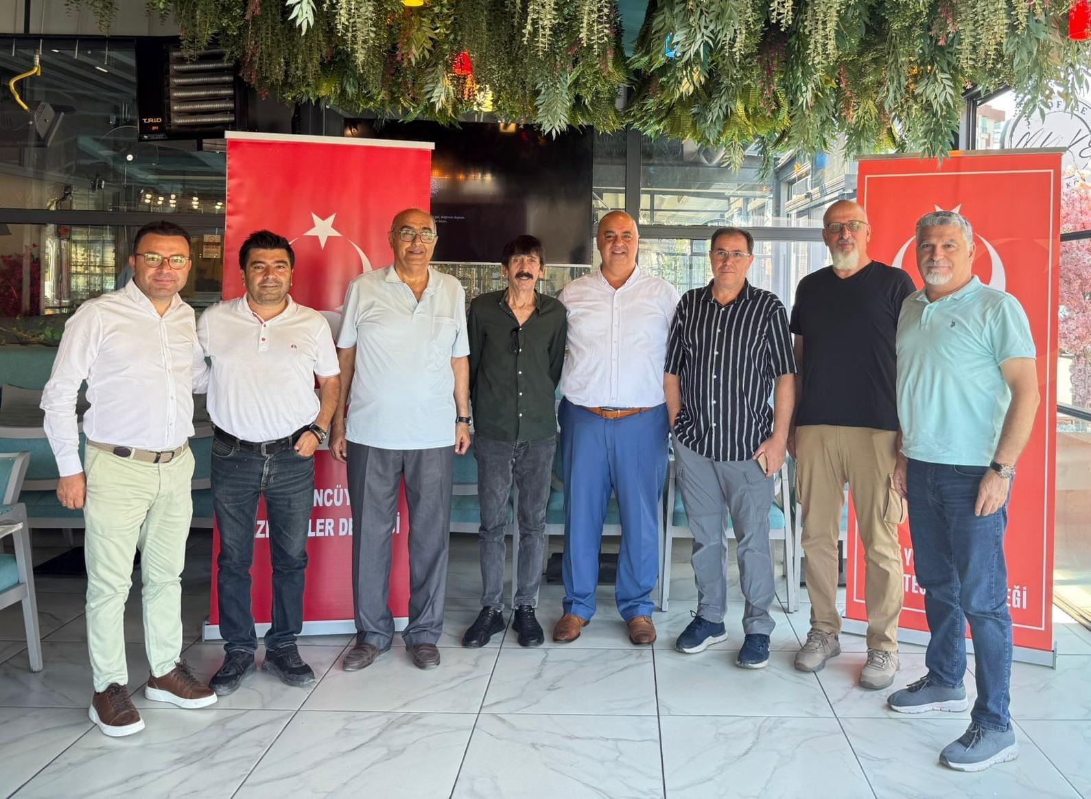 Toplantıda, derneğin gelecekteki projeleri üzerine fikir alışverişinde bulunuldu. Gençlerin daha
