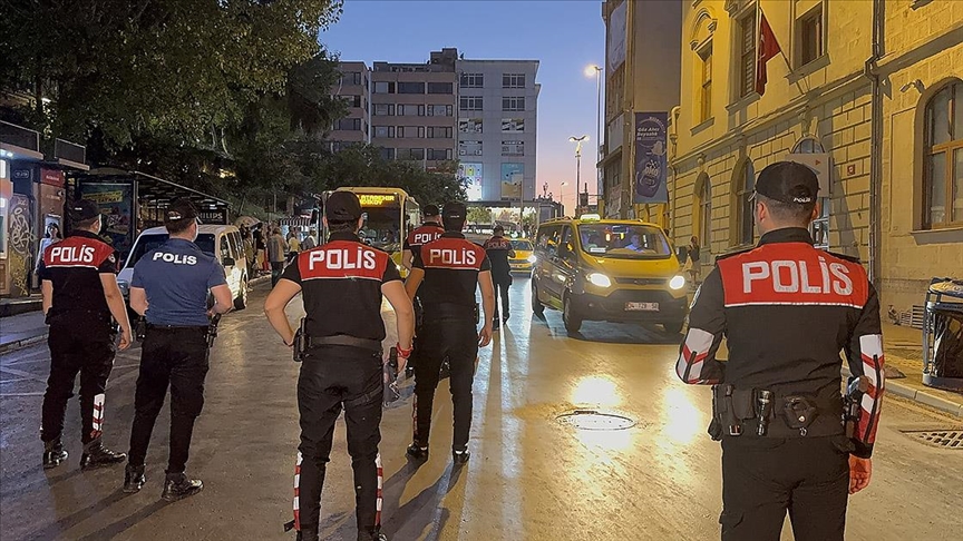 İstanbul’da emniyet güçleri, kentin huzur ve güvenliğini sağlamak amacıyla helikopter