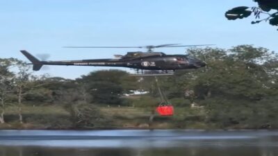 Fransa’nın Finistère vilayetine bağlı Rosporden bölgesinde çıkan yangına müdahale eden