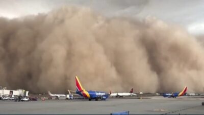 Pazartesi akşamı Arizona eyaleti, “haboob” olarak bilinen dev bir toz