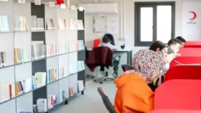 Türk Kızılay, deprem bölgelerinde kurduğu 100. Yıl Kütüphaneleri ile gençlerin