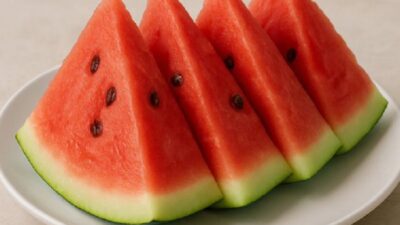 Yaz aylarının vazgeçilmez meyvelerinden biri olan karpuz, serinletici etkisiyle sıkça