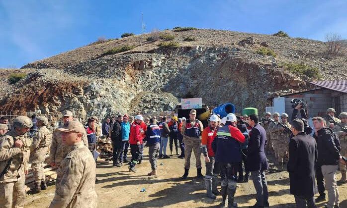 Özel bir krom madeninde meydana gelen göçükte dört işçiden üçü