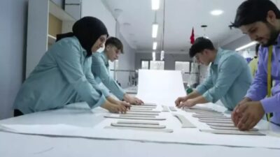 Ankara’da meslek lisesi öğrencileri, gömlek üretim atölyesinde hem mesleki eğitim