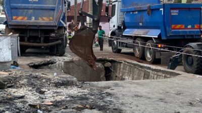 Kocaeli’nin İzmit ilçesinde seyir halindeki bir hafriyat kamyonu, yolun çökmesi
