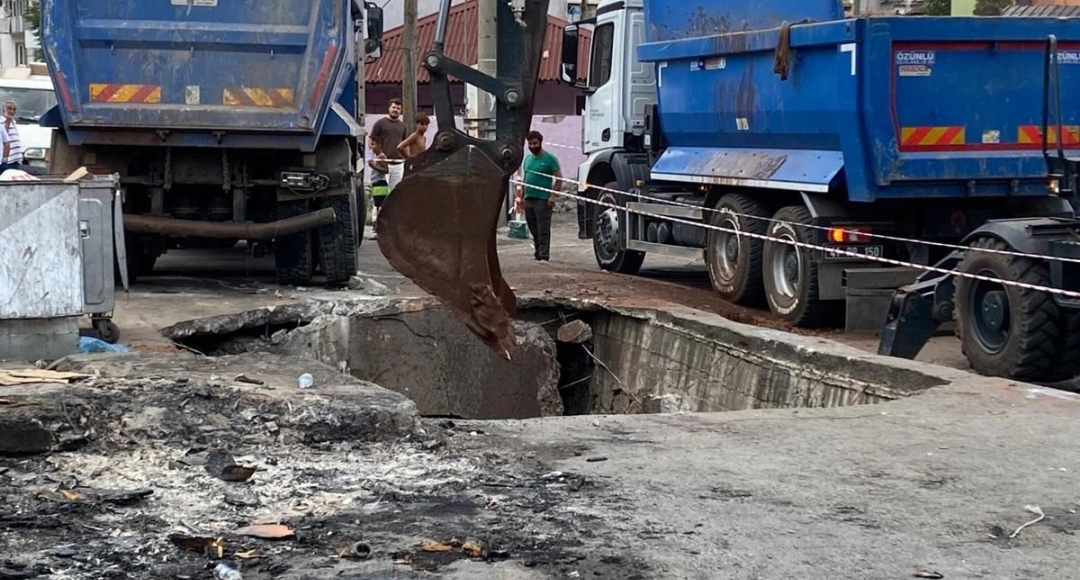 Kocaeli’nin İzmit ilçesinde seyir halindeki bir hafriyat kamyonu, yolun çökmesi