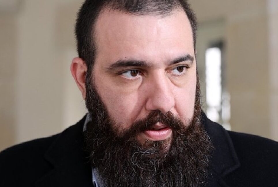 Osmanlı Padişahı II. Abdülhamid’in dört kuşak torunu olarak tanınan Kayıhan