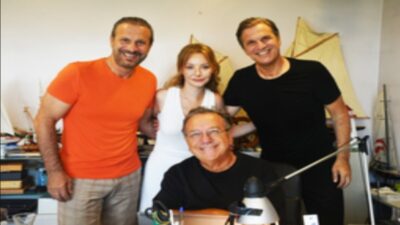 Ünlü senarist ve yönetmen Gani Müjde, tiyatroya ilk kez adım