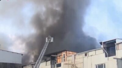 İstanbul’un Bağcılar ilçesinde, sabah saatlerinde bir tekstil atölyesinde çıkan yangın