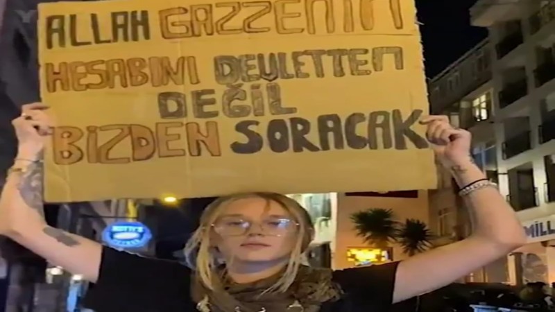 Kadıköy’de genç bir kadın, Gazze’de yaşananlara dikkat çekmek amacıyla tek