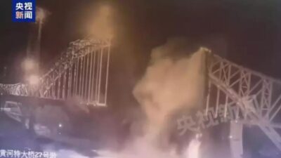 Çin’in kuzeybatısında, yapım aşamasında olan bir köprü çöktü. Kazada, köprüde